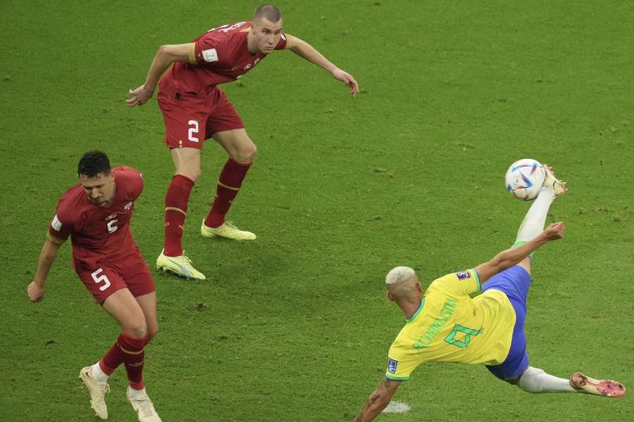 Richarlison schoot op schitterende wijze de 2-0 tegen de touwen voor Brazilië