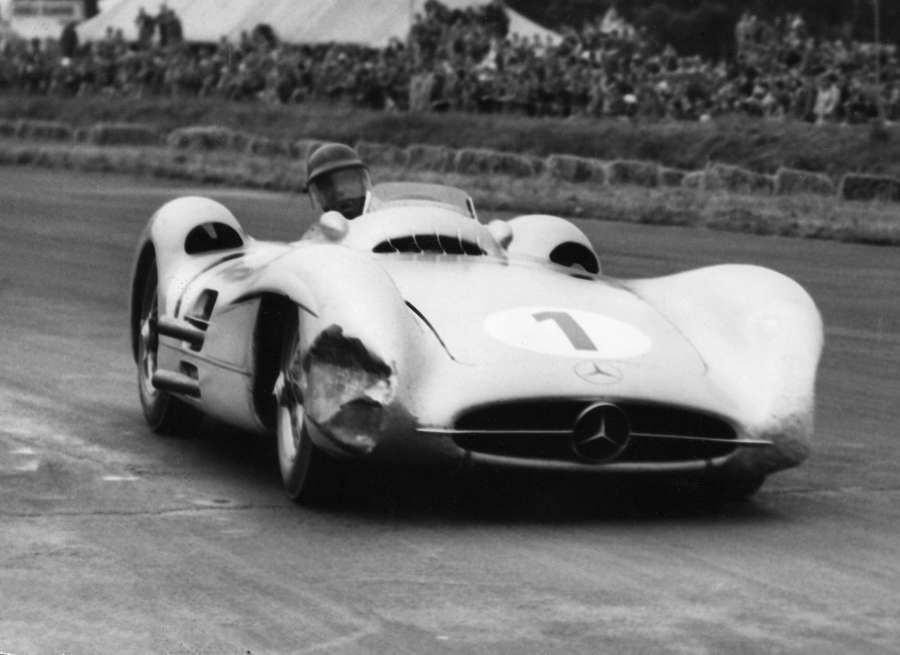 Juan Manuel Fangio in actie voor Mercedes tijdens de Britse GP op 17 juli 1954