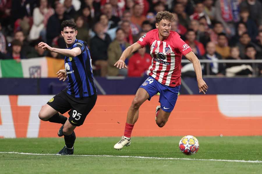 Alessandro Bastoni i Marcos Llorente podczas meczu Ligi Mistrzów pomiędzy Atlético Madryt i Interem Mediolan