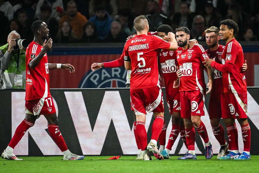 Jogadores do Brest comemoram o penálti convertido no sábado