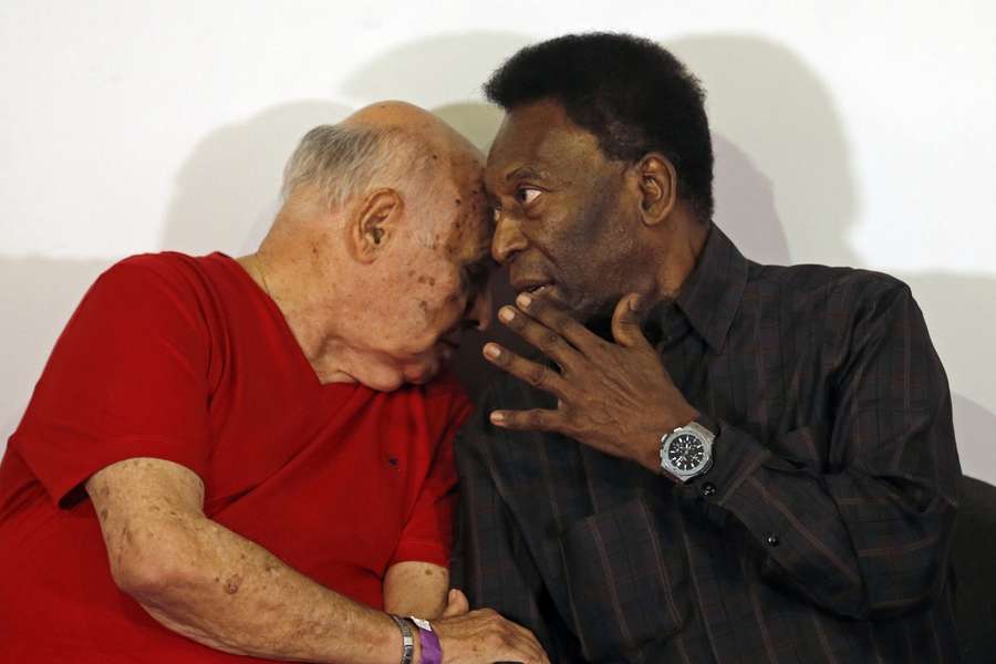 Pele chats with Santos former teammate Pepe