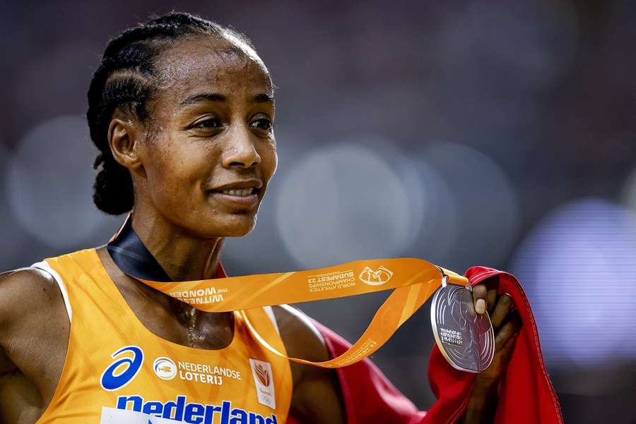 Sifan Hassan met een zilveren WK-medaille (5.000 meter)