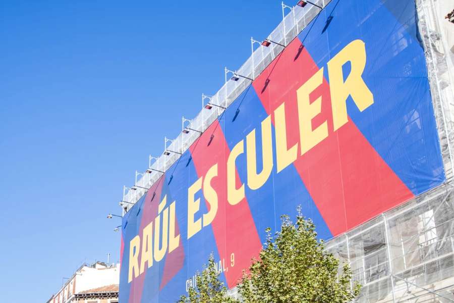 Lona gigante con el lema "Raúl es Culer".