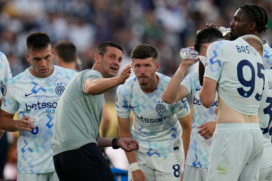 Cristi Chivu dă indicații în pauza de hidratare