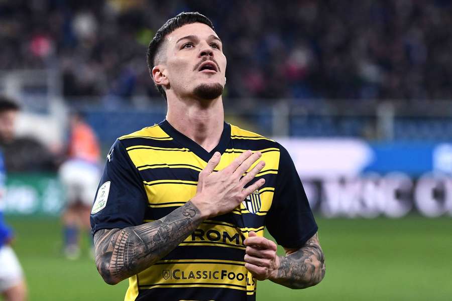 Dennis Man rămâne la Parma