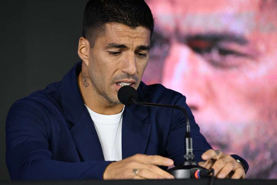 Suárez entusiasmado em conferência de imprensa