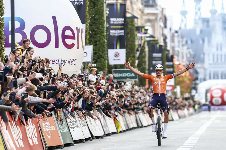 Mathieu van der Poel heeft in Leuven opnieuw een wereldtitel toegevoegd aan zijn erelijst