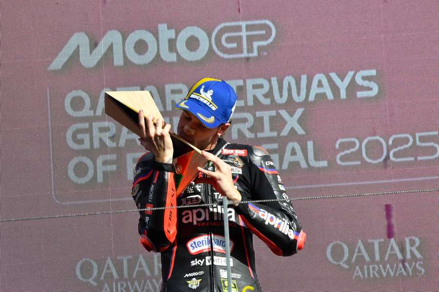 Marco Bezzecchi liderou desde a partida até terminar com 2,853 segundos de vantagem sobre o espanhol Álex Márquez Marco Bezzecchi liderou desde a partida até terminar com 2,853 segundos de vantagem sobre o espanhol Álex Márquez