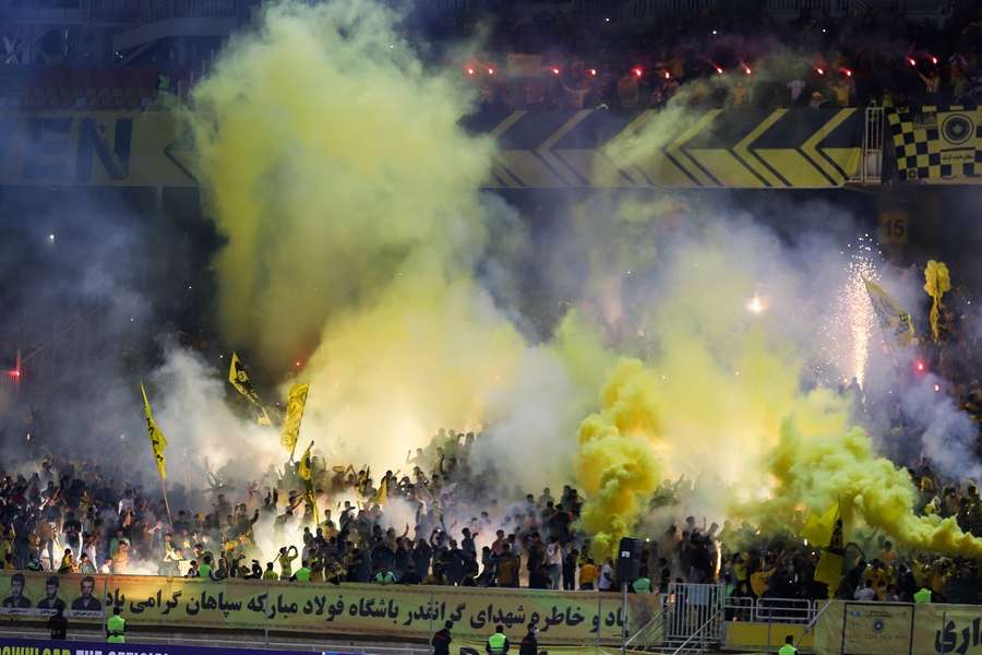 Torcedores iranianos nas arquibancadas do estádio do Sepahan