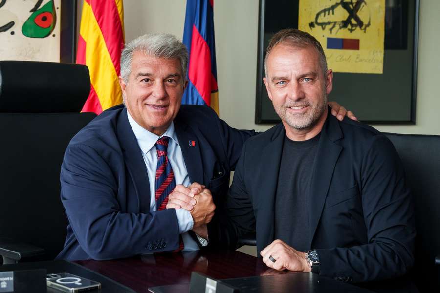 Joan Laporta y Hansi Flick, tras la firma de la renovación del germano