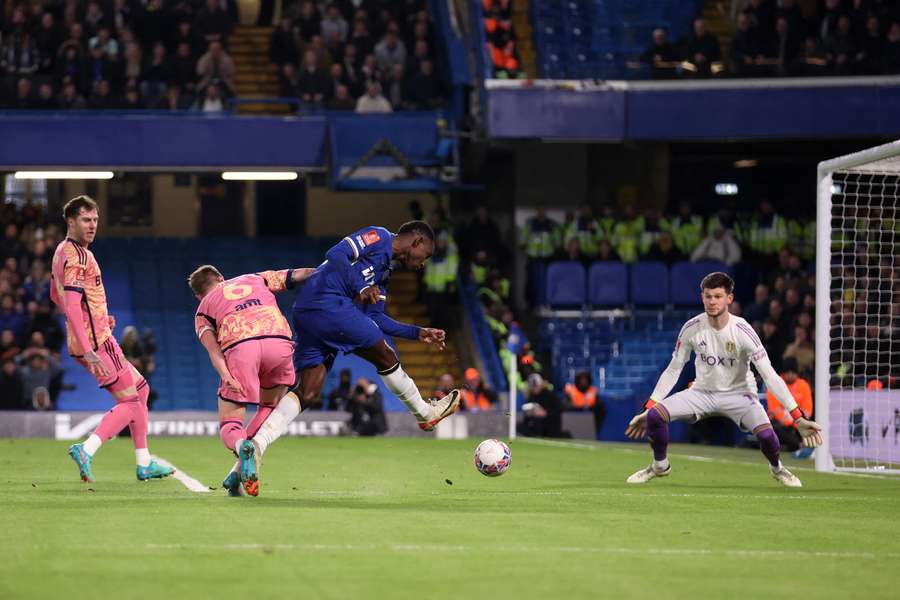 Útočník Chelsea Nicolas Jackson vyrovnával proti Leedsu na 1:1.