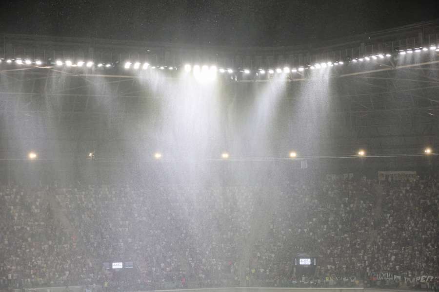 A Arena MRV sofreu com uma chuva muito forte no segundo tempo