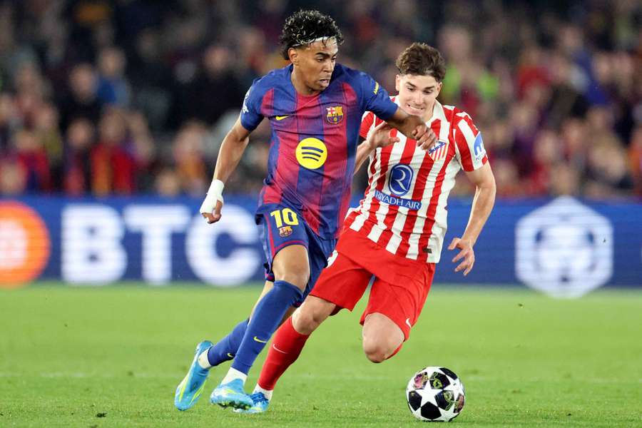 Yamal conduce el balón