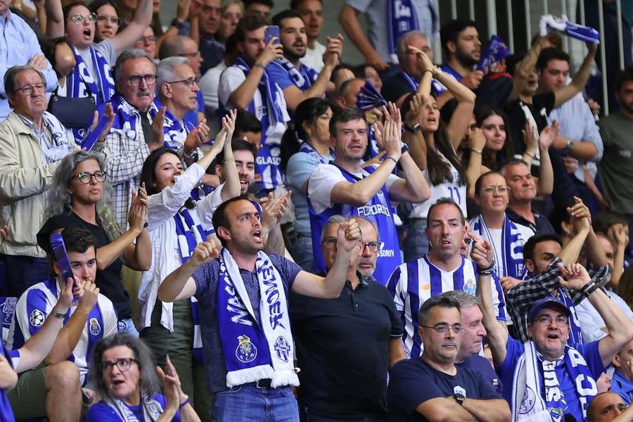 Adeptos do FC Porto no apoio à equipa no Dragão Arena