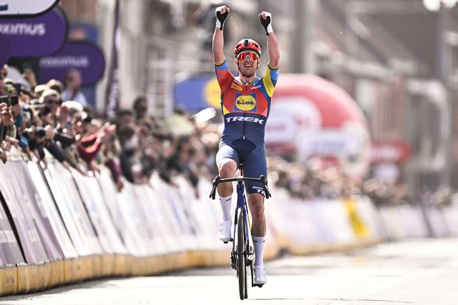 Mads Pedersen świętuje zwycięstwo w Gent-Wevelgem