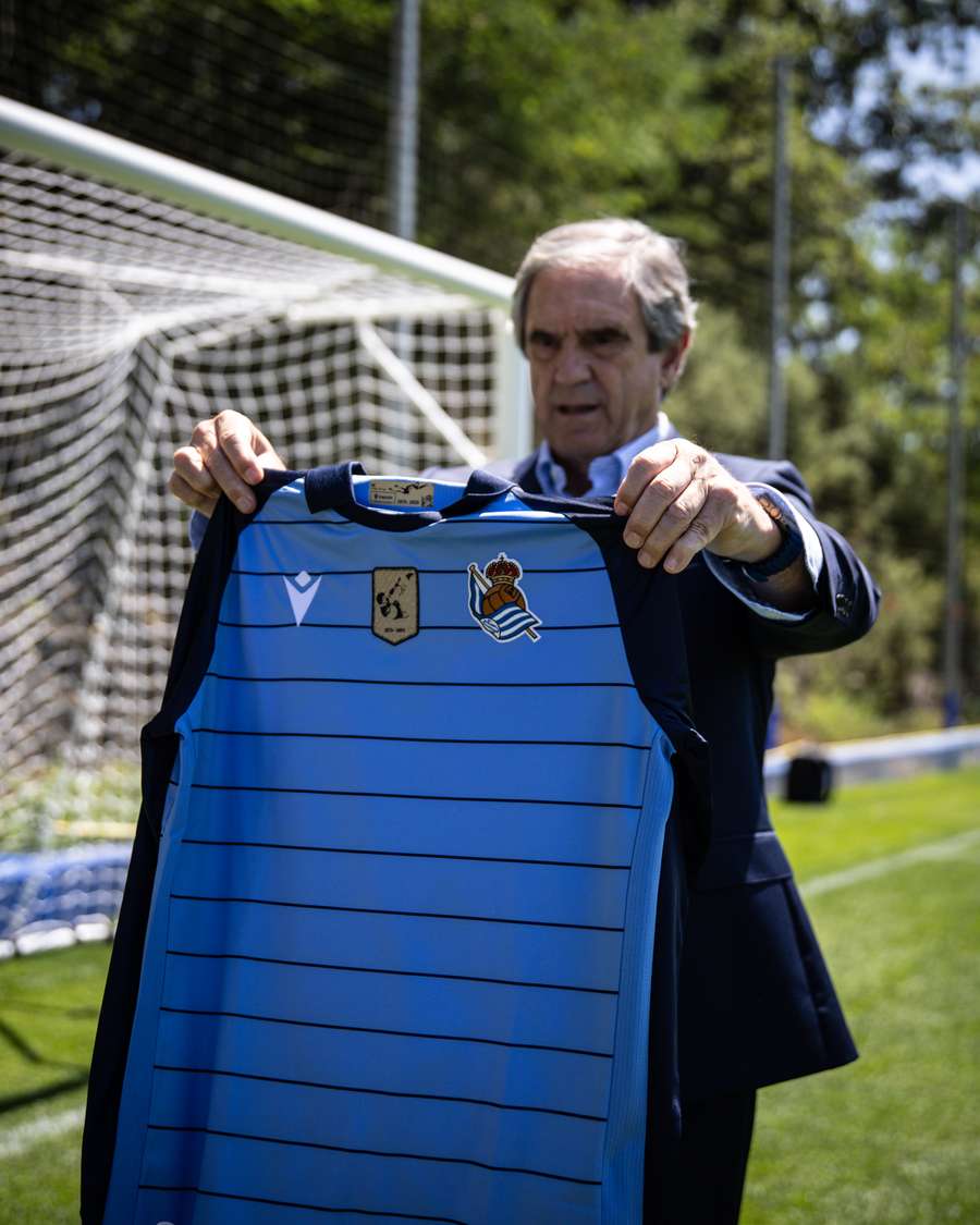 Arconada, revisando la nueva camiseta retro