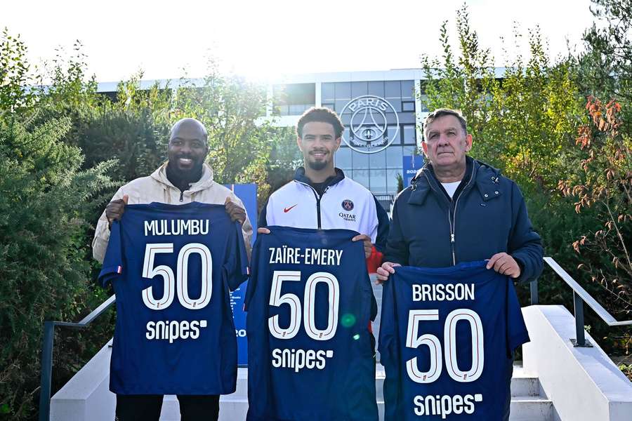 Les ex-Parisiens Youssouf Mulumbu et François Brisson aux côtés de Warren Zaïre-Emery au Campus PSG.