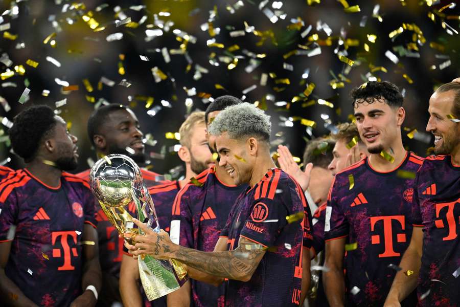 Luis Diaz jubelt mit der Supercup-Trophäe Luis Diaz jubelt mit der Supercup-Trophäe