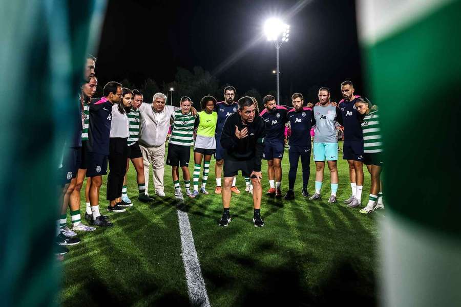 Micael Sequeira fala à equipa após a vitória em Roma