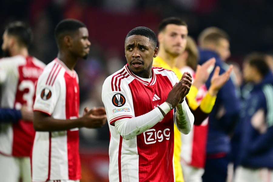 Steven Bergwijn staat momenteel met een bovenbeenblessure aan de kant bij Ajax