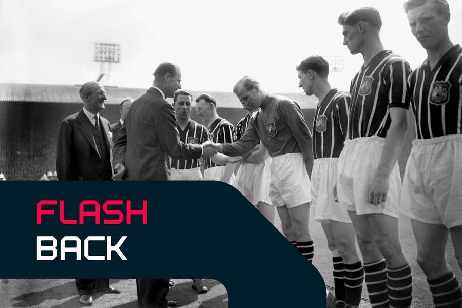 El Duque de Edimburgo estrecha la mano del Futbolista del Año del Manchester City, Bert Trautmann, antes de la final de la FA Cup de 1956 en Wembley.