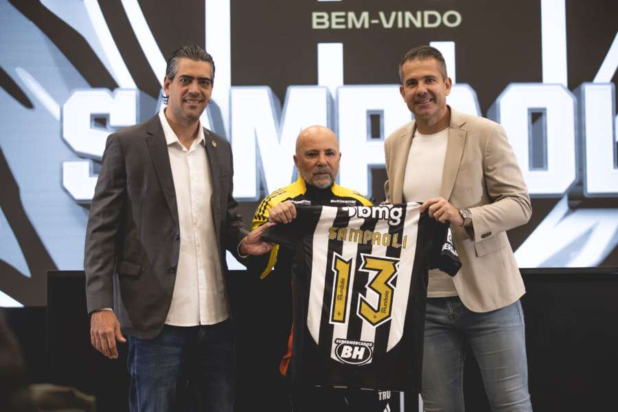 Sampaoli ao lado do CSO Paulo Bracks (à esquerda) e do Diretor de Futebol Victor Bagy. Sampaoli ao lado do CSO Paulo Bracks (à esquerda) e do Diretor de Futebol Victor Bagy.