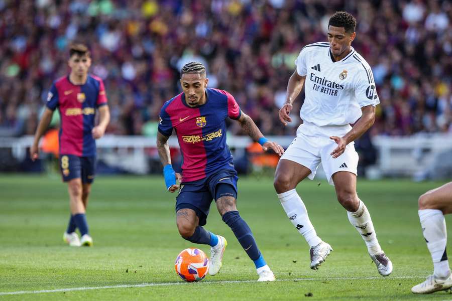 Raphinha ante Lewandowski, en el último Barcelona-Real Madrid
