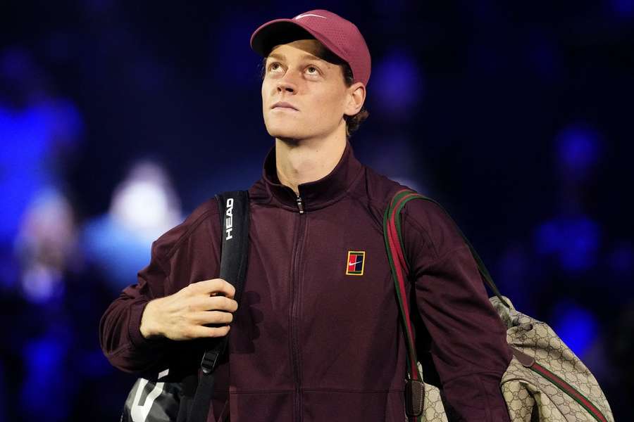 Jannik Sinner nepůsobí v Paříži stoprocentně fit. Jannik Sinner nepůsobí v Paříži stoprocentně fit.