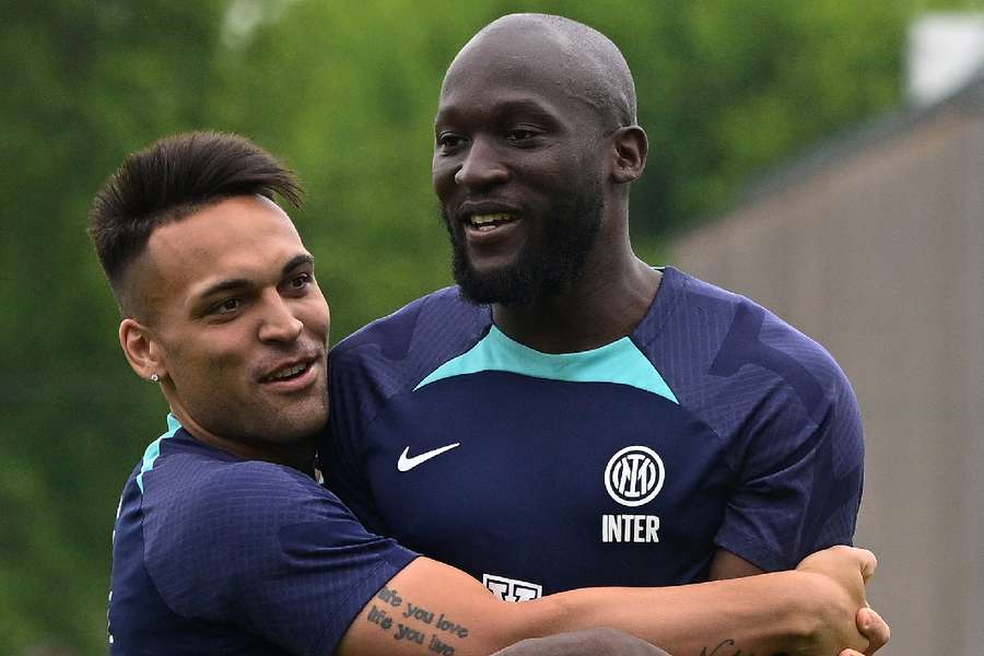 Os companheiros Lautaro e Lukaku