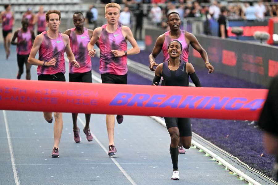 Faith Kipyegon lo intenta sin éxito.