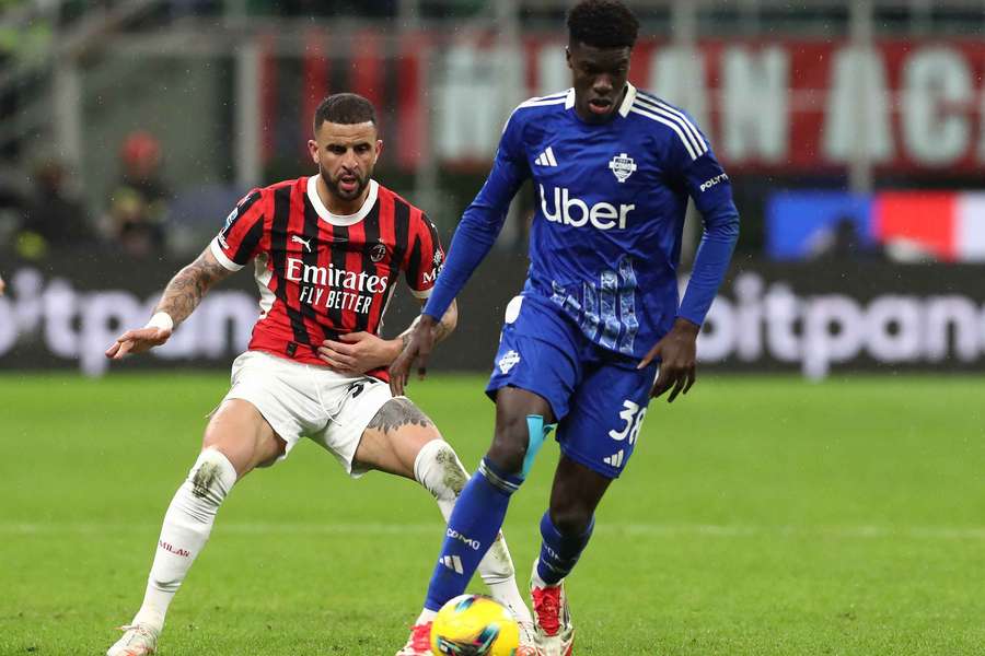 Assane Diao și Kyle Walker în timpul meciului Milan-Como din 15 martie anul trecut