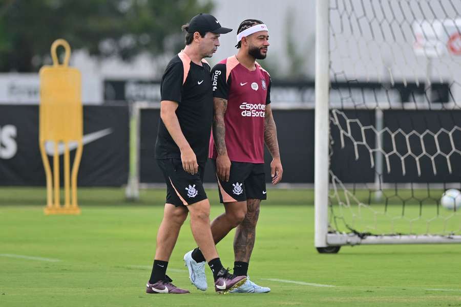 Memphis e Diniz em treinamento do Corinthians.