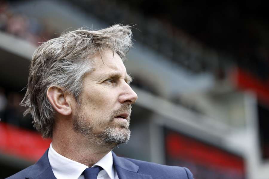 Algemeen directeur Edwin van der Sar vertrekt na een teleurstellend seizoen bij Ajax