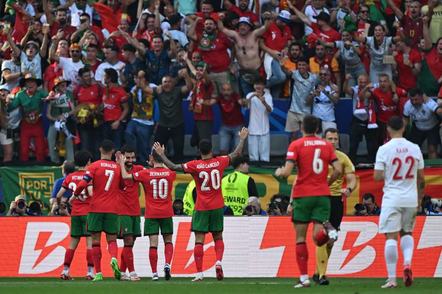 I portoghesi esultano dopo il terzo gol
