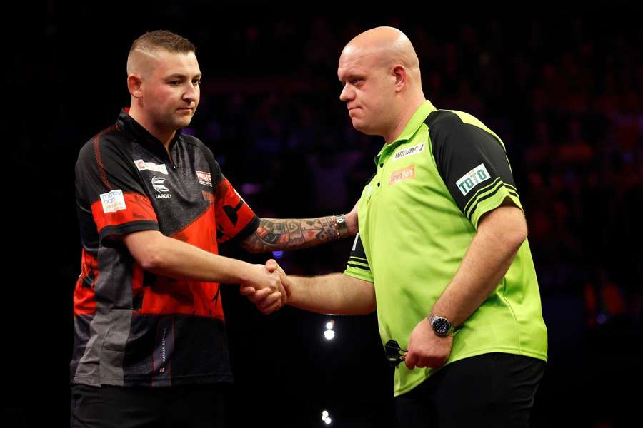 Aspinall wint in het hol van de leeuw met 6-4 van Van Gerwen