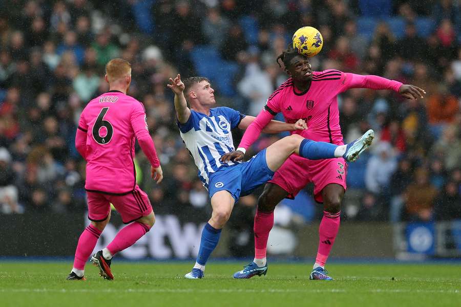 Evan Ferguson of Brighton & Hove Albion battles for possession with Calvin Bassey of Fulham