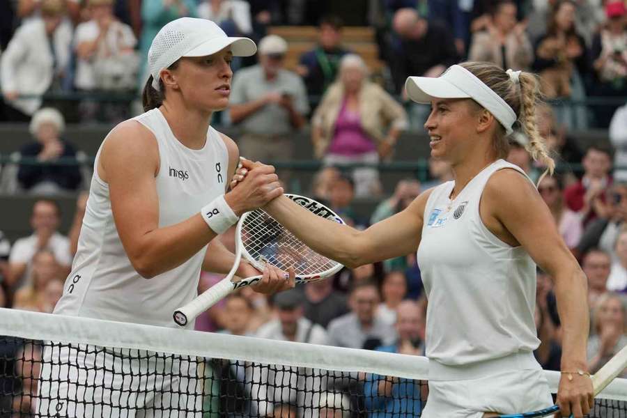Iga Świątek i Julia Putincewa po wygranym przez Kazaszkę meczu podczas ubiegłorocznego Wimbledonu