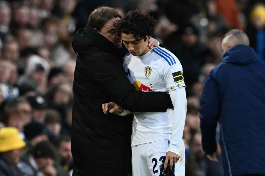 Farke responds to Leeds fan confrontation, job doubts after Villa defeat Farke responds to Leeds fan confrontation, job doubts after Villa defeat