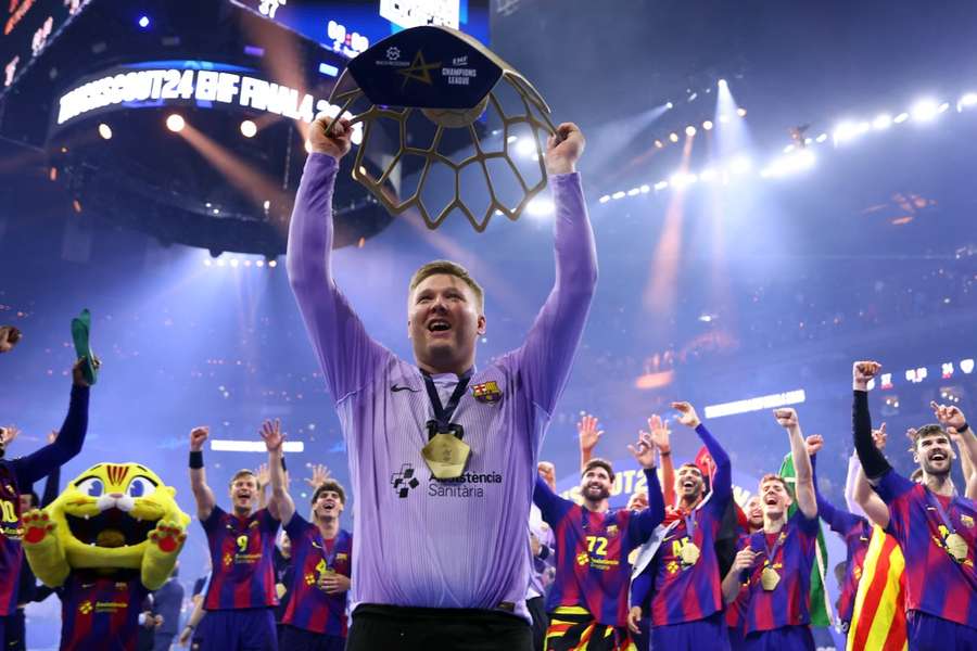 Emil Nielsen reckt die Champions-League-Trophäe für den FC Barcelona in die Höhe.