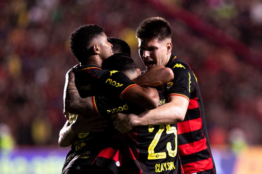 Clayson é celebrado pelos companheiros após balançar as redes na Ilha do Retiro Clayson é celebrado pelos companheiros após balançar as redes na Ilha do Retiro