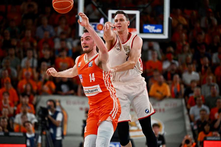 Ulm-Kapitän Philipp Herkenhoff im Duell mit Bayerns Johannes Voigtmann.