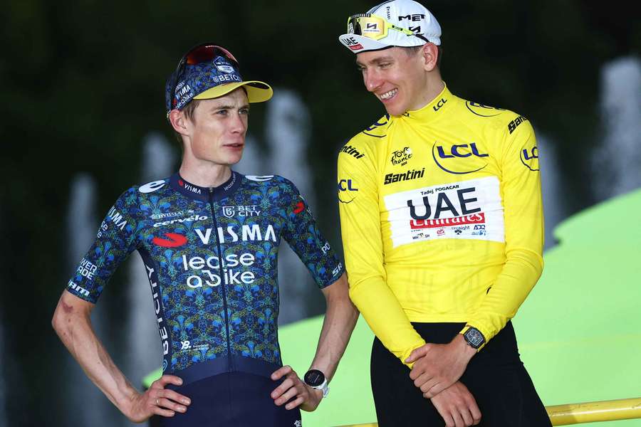 Vingegaard et Pogacar sur le podium du Tour de France 2024.