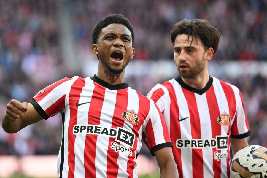 Sunderland aj gólom Dialla (vľavo) vyhral prvý zápase semifinále.