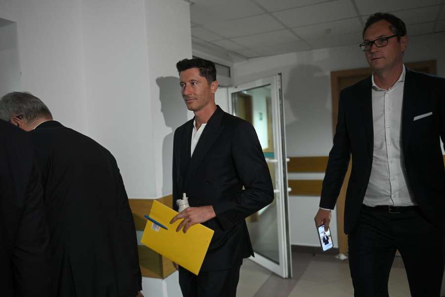 Robert Lewandowski opuszczający sąd w Warszawie