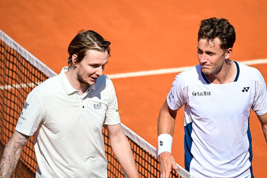 Casper Ruud şi Alexander Bublik la finalul unei partide