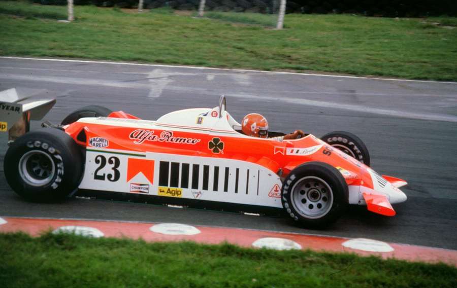 Bruno Giacomelli in zijn Alfa Romeo tijdens de Britse Grand Prix in juli 1980