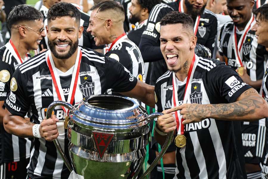 Hulk e Paulinho comemoram título mineiro do Atlético-MG, o 49º da história do clube