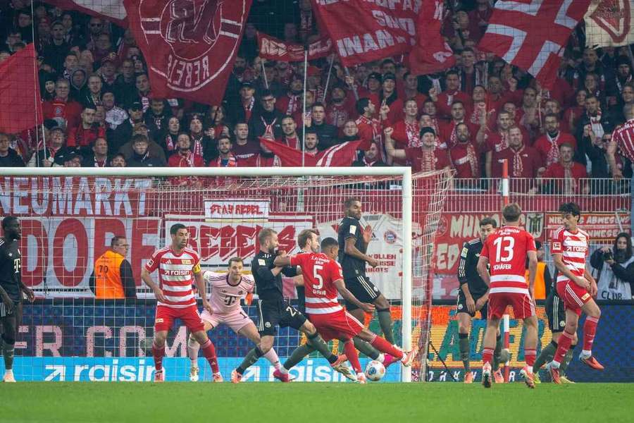 Danilho Doekhi marca un doblete contra el Bayern. Danilho Doekhi marca un doblete contra el Bayern.