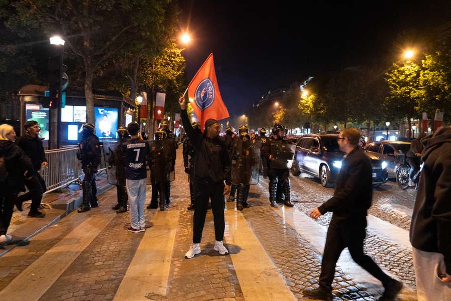 Adeptos parisienses nos Champs após a vitória do PSG sobre o Arsenal.