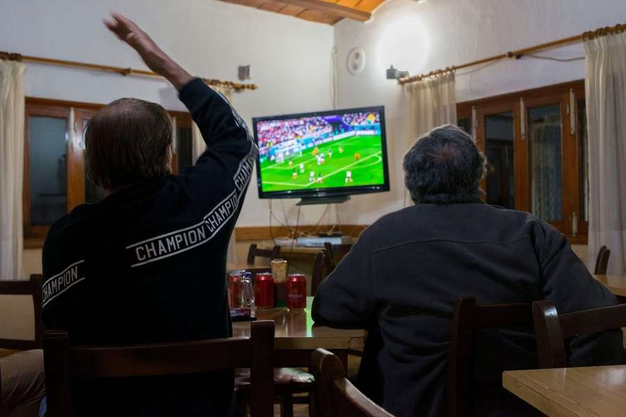 Fútbol en un bar en España